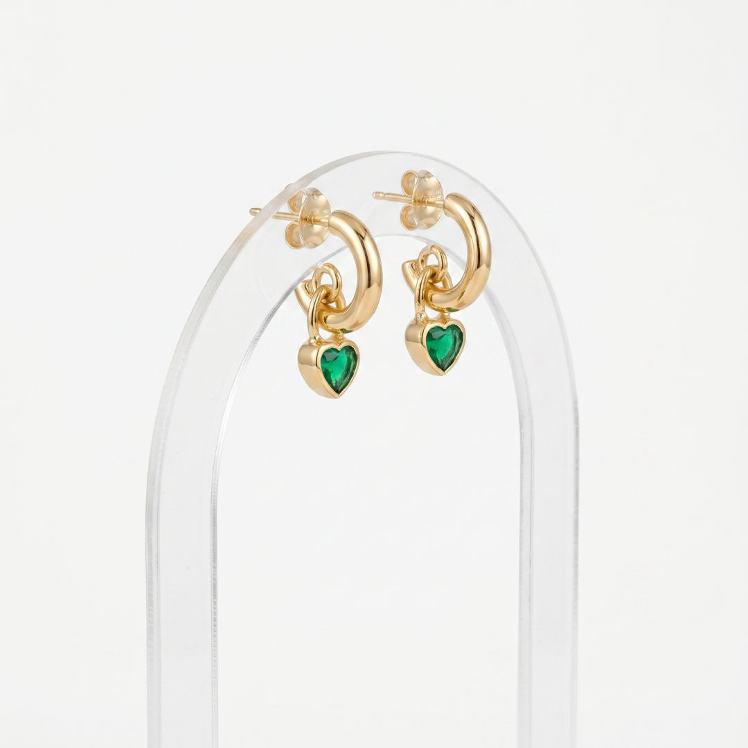 Argollas doradas bañadas en oro 18K con corazón verde
