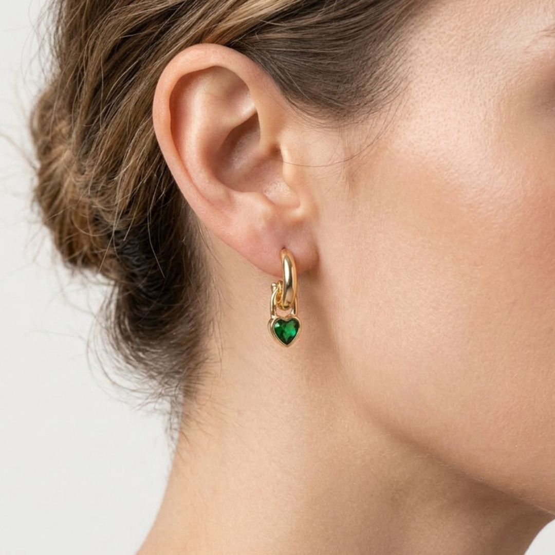 Argollas doradas bañadas en oro 18K con corazón verde