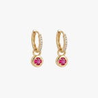 Argollas doradas bañadas en oro 18K con circón fucsia