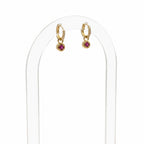 Argollas doradas bañadas en oro 18K con circón fucsia