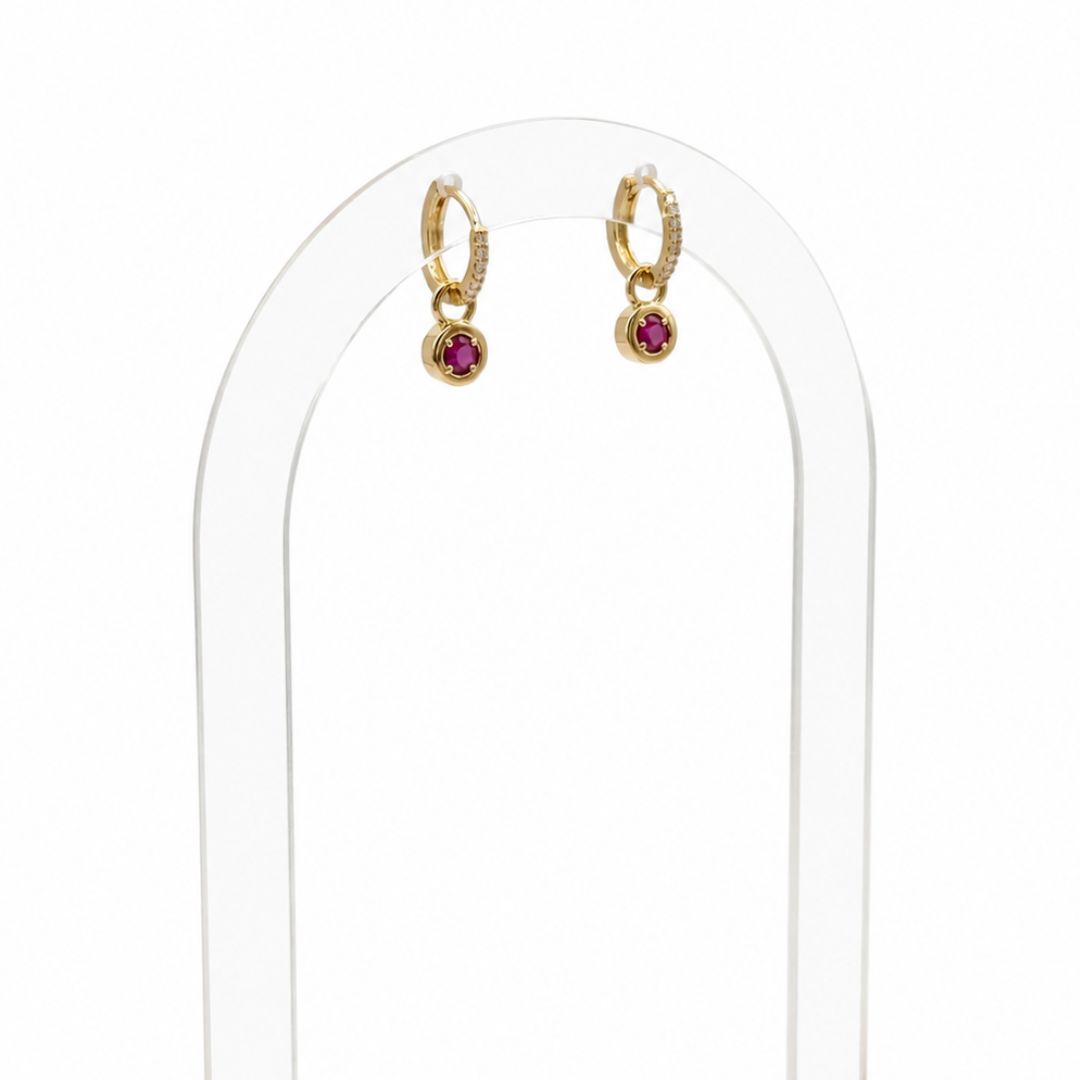 Argollas doradas bañadas en oro 18K con circón fucsia