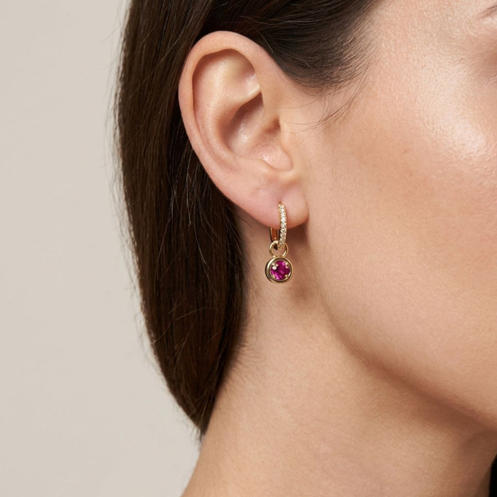 Argollas doradas bañadas en oro 18K con circón fucsia