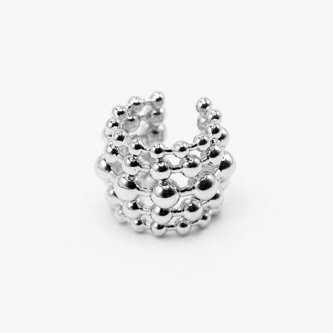 Ear Cuff Plateado con Relieve de Balines