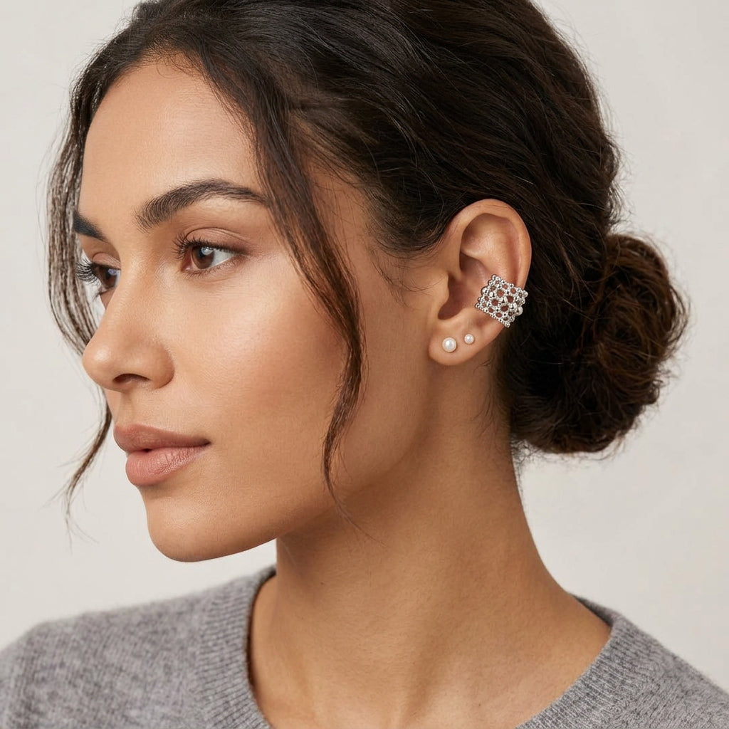 Ear Cuff Plateado con Relieve de Balines