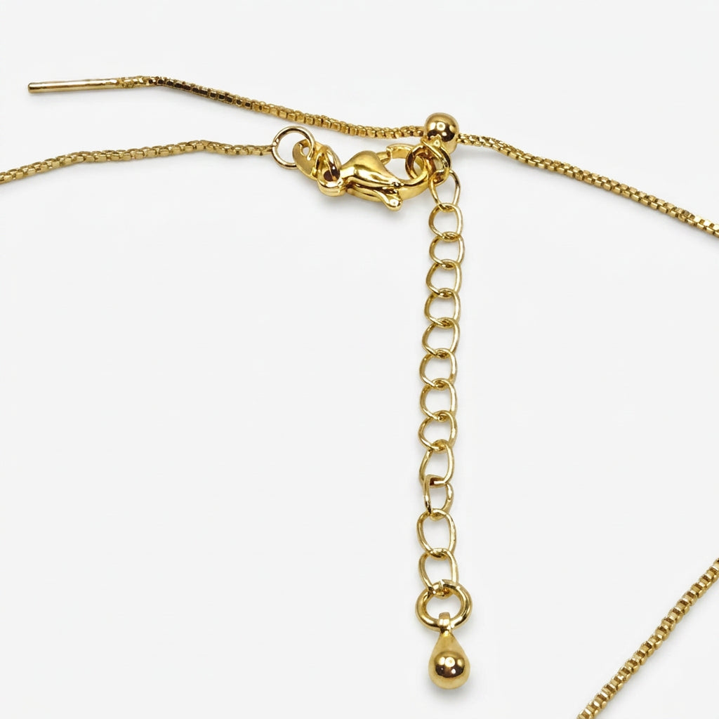 Collar Virgen Milagrosa Nácar Bañado en Oro 18K