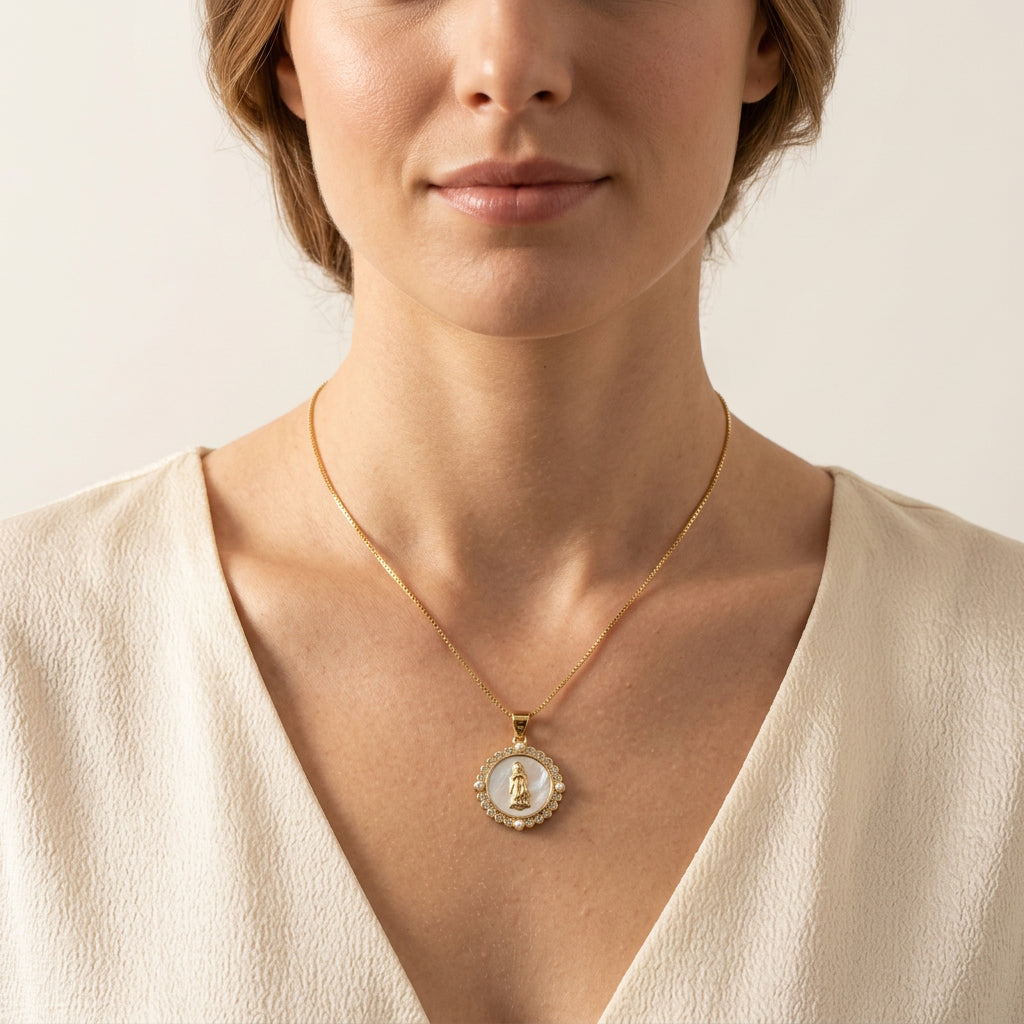 Collar Virgen Milagrosa Nácar Bañado en Oro 18K