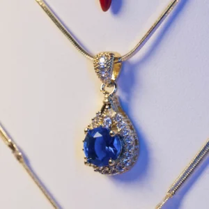 Collar con circón azul facetado tipo gota