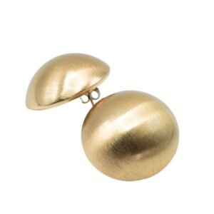 Aros botón grandes bañados en oro de 18K de media esfera sobre fondo blanco