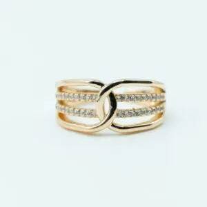 Anillo dorado 24K cruz X con circones | Dulcymar