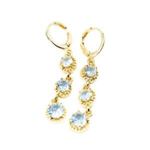 Imagen de producto “Argollas Colgantes 3 Cristales”. Argolla dorada con cadena de tres cristales talla brillante; ligera, hipoalergénica y con cierre bisagra/click. Fondo blanco para resaltar brillo y detalle.